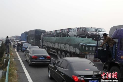 资料图：高速拥堵不堪。<a target='_blank'  data-cke-saved-href='http://www.chinanews.com/' href='http://www.chinanews.com/'>中新社</a>发 王中举 摄