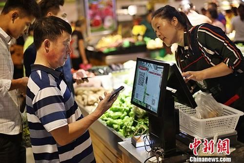 资料图：民众购物。 <a target='_blank' href='http://www.chinanews.com/'>中新社</a>记者 泱波 摄