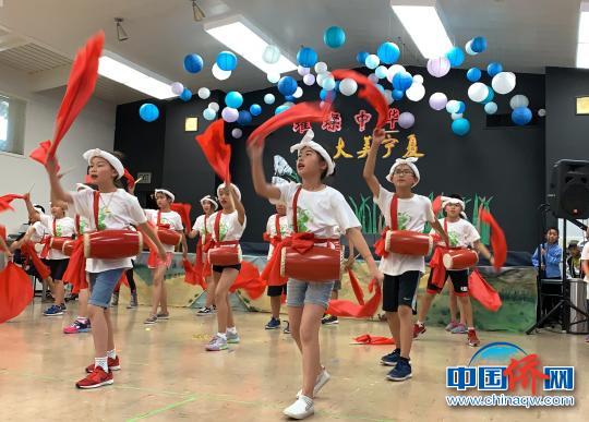 美国圣何塞启明中文学校学生表演腰鼓。　赫小练 摄