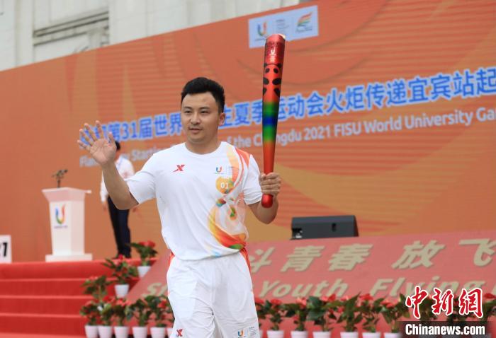 6月28日，体操奥运冠军冯喆在宜宾开启了大运火炬在四川的首次传递。　王磊 摄